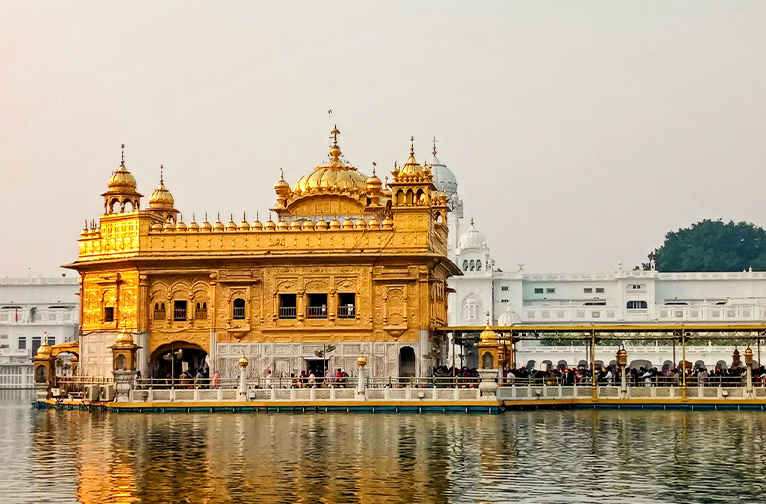 beyond-borders-golden-temple-ceremonies-village-walks-himalayan-escapes